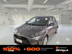 Gris / plata Usado 2021 Toyota Yaris Hybrid Business Edition Berlina | 15.850 € (Buen precio)