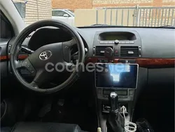 Gris / plata Usado 2004 Toyota Avensis Executive Berlina | 4500 € (Precio justo)