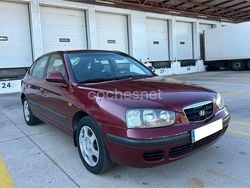 Granate Usado 2004 Hyundai Elantra Comfort Berlina | 2000 €
