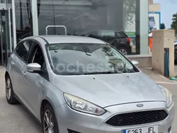 Gris / plata Usado 2015 Ford Focus Trend Berlina | 6400 € (Precio justo)