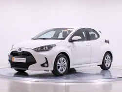 Blanco Usado 2021 Toyota Yaris Hybrid Business Edition Berlina | 19.990 € (Precio justo)