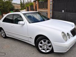 Blanco Usado 2001 Mercedes E200 Elegance Berlina | 2300 €