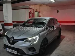 Gris / plata Usado 2021 Renault Clio V Initiale Paris Berlina | 16.750 € (Precio justo)