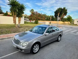 Marrón Usado 2005 Mercedes E220 Classic Berlina | 4950 € (Super precio)