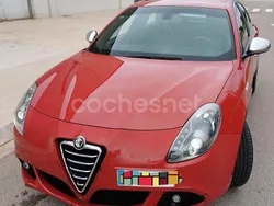 Rojo Usado 2012 Alfa Romeo Giulietta Distinctive Utilitario | 6900 € (Precio justo)