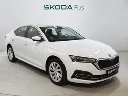 Blanco Usado 2024 Skoda Octavia Ambition Berlina | 25.800 € (Precio justo)