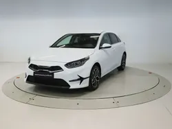 Blanco Usado 2023 Kia Ceed Berlina | 20.500 € (Un poco caro)