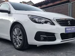 Blanco Usado 2021 Peugeot 308 Allure Utilitario | 13.990 € (Precio justo)