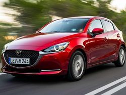 Gris Usado 2023 Mazda 2 Center-Line Utilitario | 16.450 € (Precio justo)