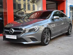 Gris / plata Usado 2013 Mercedes CLA200 Urban Berlina | 19.990 € (Un poco caro)