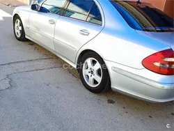 Gris / plata Usado 2002 Mercedes E270 Avantgarde Berlina | 4200 € (Caro)