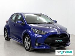 Azul Usado 2024 Toyota Yaris Hybrid Active Berlina | 20.900 € (Precio justo)
