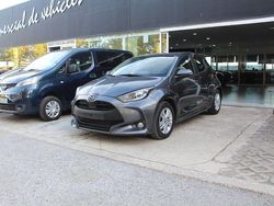 Gris Usado 2024 Toyota Yaris Hybrid Active Utilitario | 16.850 € (Super precio)