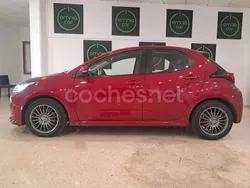 Rojo Usado 2022 Toyota Yaris Hybrid Active Berlina | 19.400 € (Precio justo)