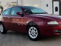 Granate Usado 2002 Alfa Romeo 147 Distinctive Utilitario | 6000 €