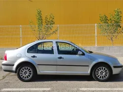 Gris / plata Usado 2002 VW Bora Conceptline Berlina | 6000 €