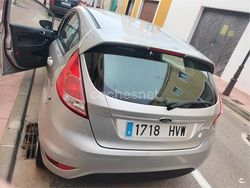 Gris / plata Usado 2014 Ford Fiesta Trend Berlina | 7000 €