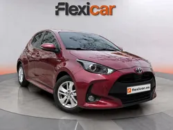 Granate Usado 2021 Toyota Yaris Hybrid Active Berlina | 17.690 € (Precio justo)