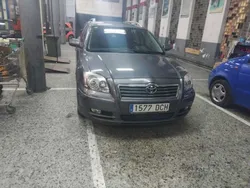 Plateado Usado 2004 Toyota Avensis Executive Berlina | 5000 € (Un poco caro)