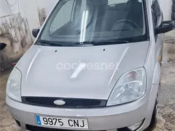 Gris / plata Usado 2004 Ford Fiesta Trend Utilitario | 2299 € (Precio justo)