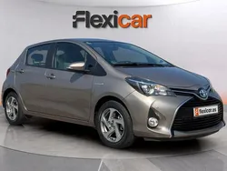 Gris Usado 2015 Toyota Yaris Hybrid Advance Berlina | 11.990 € (Super precio)