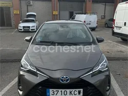 Gris / plata Usado 2017 Toyota Yaris Hybrid Active Berlina | 12.000 €