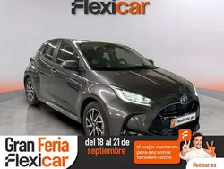 Gris Usado 2022 Toyota Yaris Hybrid Plus Utilitario | 18.490 € (Precio justo)