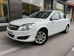 Blanco Usado 2011 Opel Astra Edition Berlina | 5900 € (Precio justo)