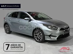 Gris / plata Usado 2023 Kia Ceed Berlina | 26.200 € (Un poco caro)
