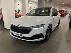 Blanco Usado 2021 Skoda Octavia Ambition Berlina | 20.500 € (Precio justo)