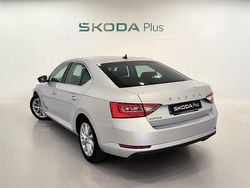 Gris plata Usado 2022 Skoda Superb Ambition Berlina | 22.350 € (Precio justo)