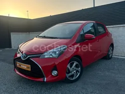 Rojo Usado 2015 Toyota Yaris Hybrid Active Berlina | 11.299 € (Precio justo)