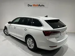 Blanco Usado 2022 Skoda Octavia Ambition Familiar | 24.600 € (Precio justo)