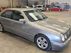 Gris / plata Usado 2001 Mercedes E270 Elegance Berlina | 1000 €