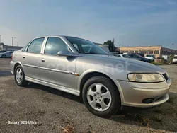 Gris / plata Usado 2000 Opel Vectra Elegance Berlina | 1800 €