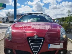 Granate Usado 2011 Alfa Romeo Giulietta Distinctive Utilitario | 8950 € (Precio justo)