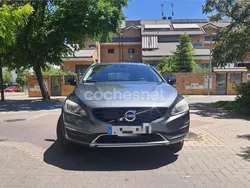 Gris / plata Usado 2017 Volvo V60 CC Familiar | 12.000 €