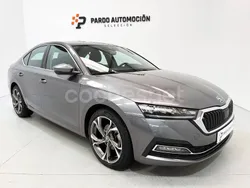 Gris / plata Usado 2024 Skoda Octavia Selection Berlina | 27.900 € (Precio justo)