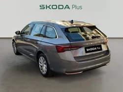 Gris Usado 2024 Skoda Octavia Selection Familiar | 31.140 € (Precio justo)