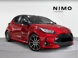 Rojo Usado 2025 Toyota Yaris Hybrid Plus Berlina | 24.490 € (Un poco caro)