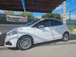 Blanco Usado 2018 Peugeot 208 Allure Utilitario | 9200 € (Precio justo)