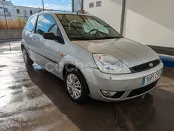 Gris / plata Usado 2004 Ford Fiesta Ambiente Utilitario | 2299 € (Precio justo)