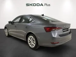 Gris / plateado Usado 2024 Skoda Octavia Selection Berlina | 24.590 € (Precio justo)