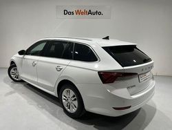 Blanco Usado 2022 Skoda Octavia Ambition Familiar | 21.800 € (Precio justo)