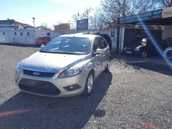 Gris / plata Usado 2010 Ford Focus Trend Berlina | 5490 € (Precio justo)