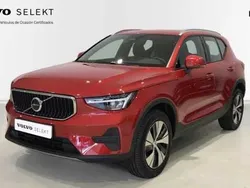 Rojo Nuevo 2025 Volvo XC40 Core SUV | 39.990 € (Precio justo)