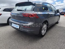Gris / plata Usado 2022 VW Golf VIII Life Berlina | 18.950 € (Buen precio)