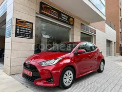 Rojo Usado 2022 Toyota Yaris Hybrid Active Berlina | 19.500 € (Precio justo)