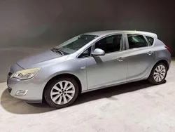 Gris / plata Usado 2010 Opel Astra Cosmo Berlina | 4999 € (Buen precio)