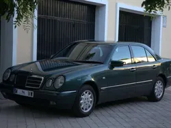 Verde Usado 1998 Mercedes E240 Elegance Berlina | 7980 €